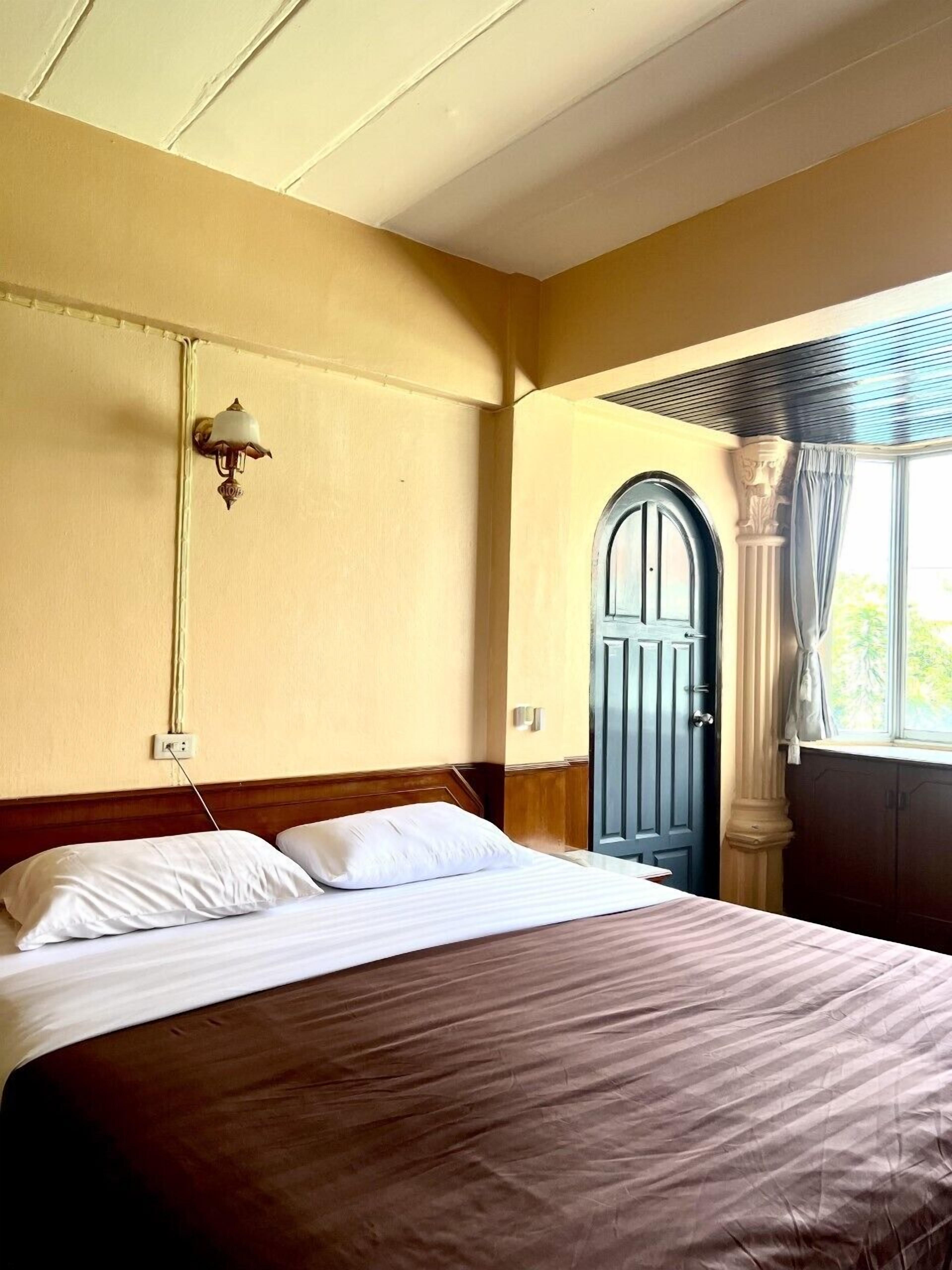 deluxe family room | 1 bedroom, desk, free wifi, bed sheets