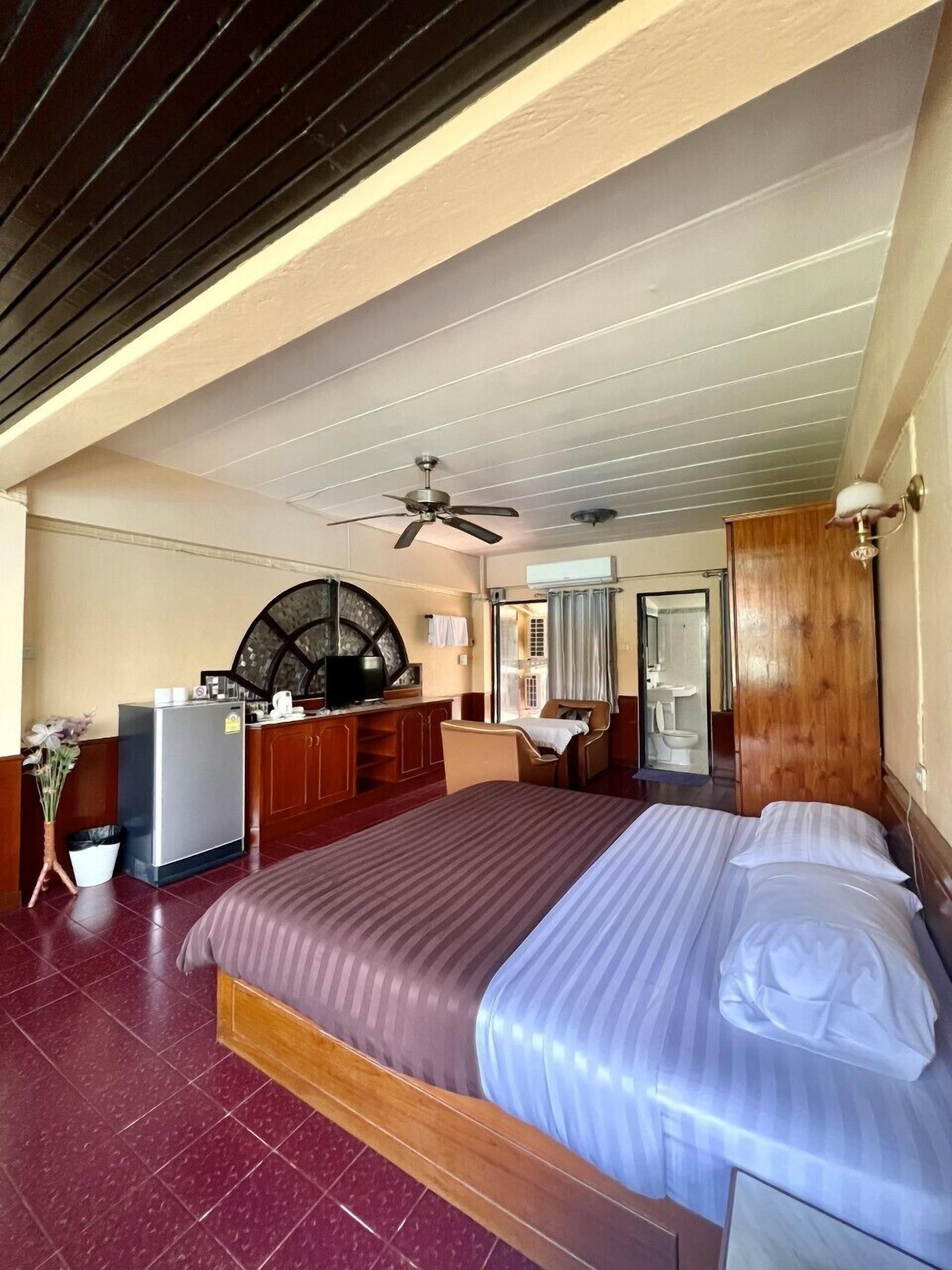 deluxe family room | 1 bedroom, desk, free wifi, bed sheets