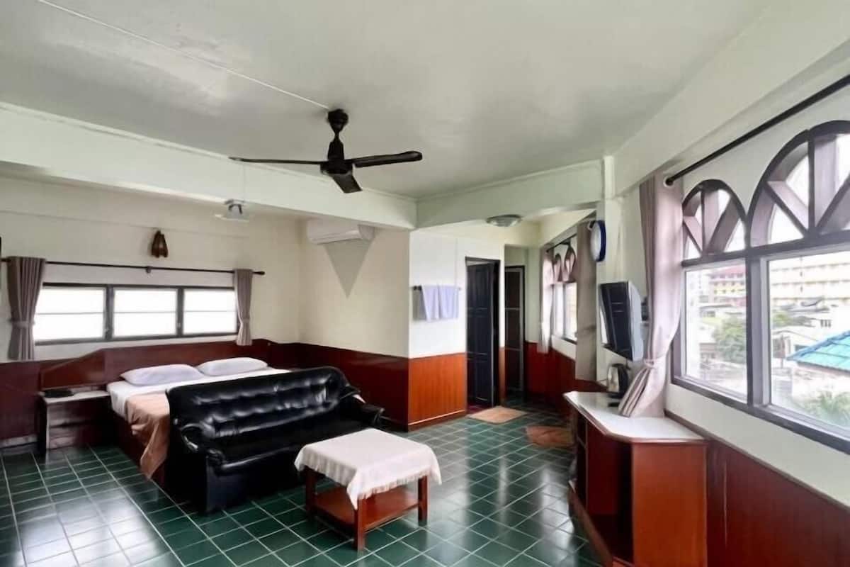 Escritorio, wifi gratis y ropa de cama