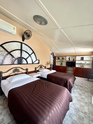 Deluxe Family Room | Desk, free WiFi, bed sheets