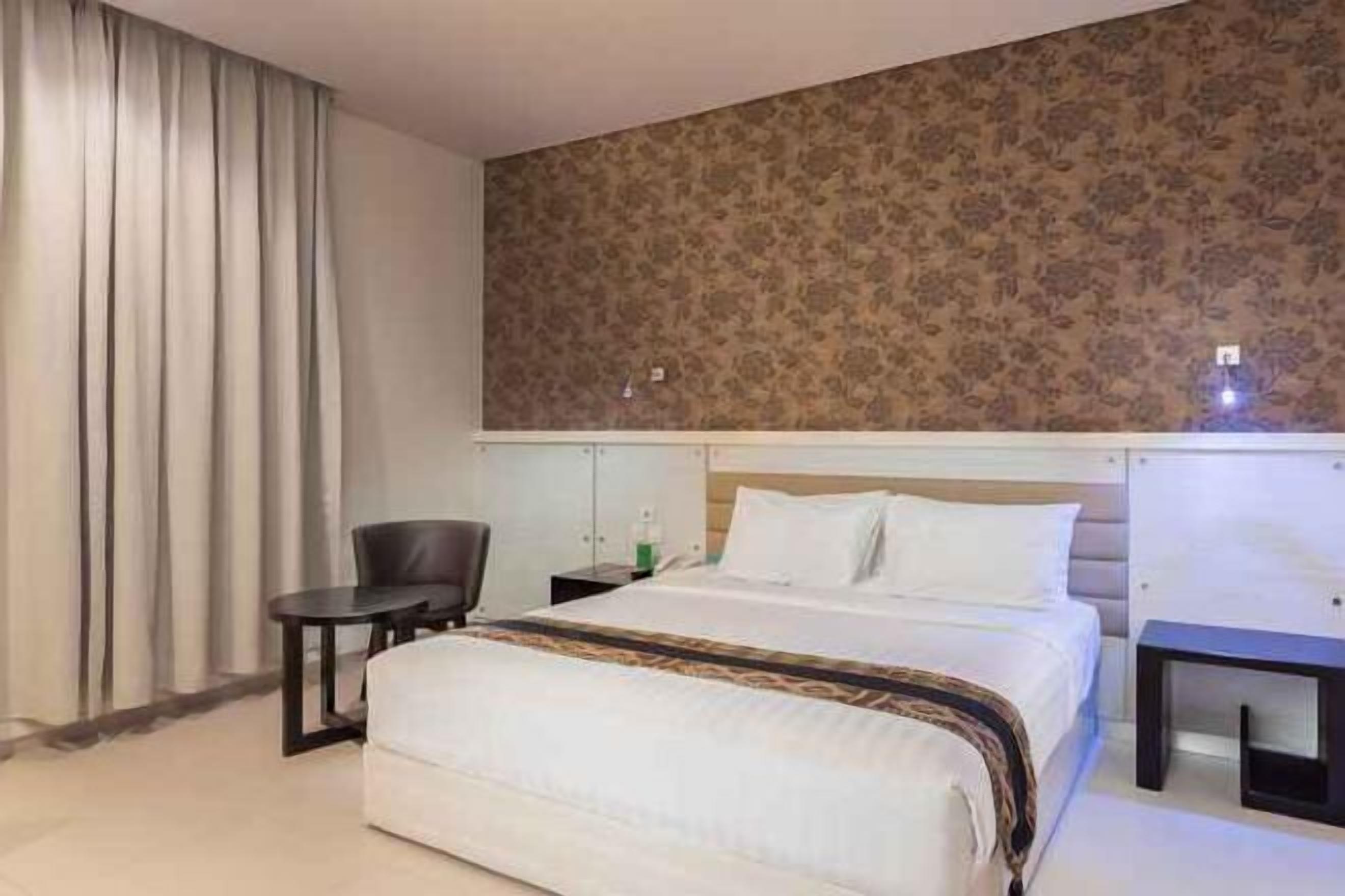 Cofres nos quartos, escrivaninha, ferros/tábuas de passar roupa