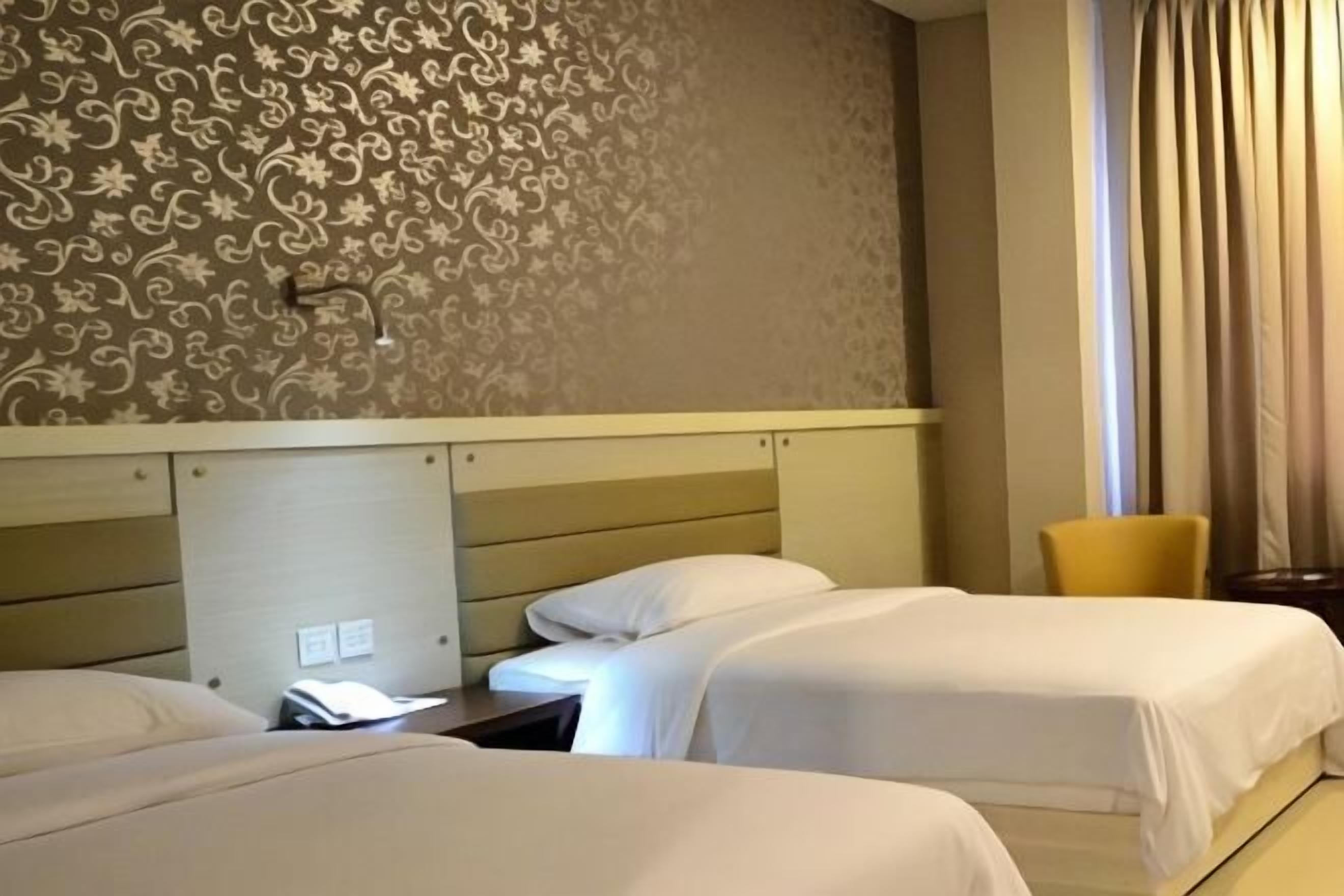 Safe på rommet, skrivebord og strykejern/-brett