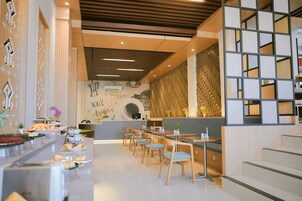 2 restaurantes; se sirve desayuno, almuerzo y cena