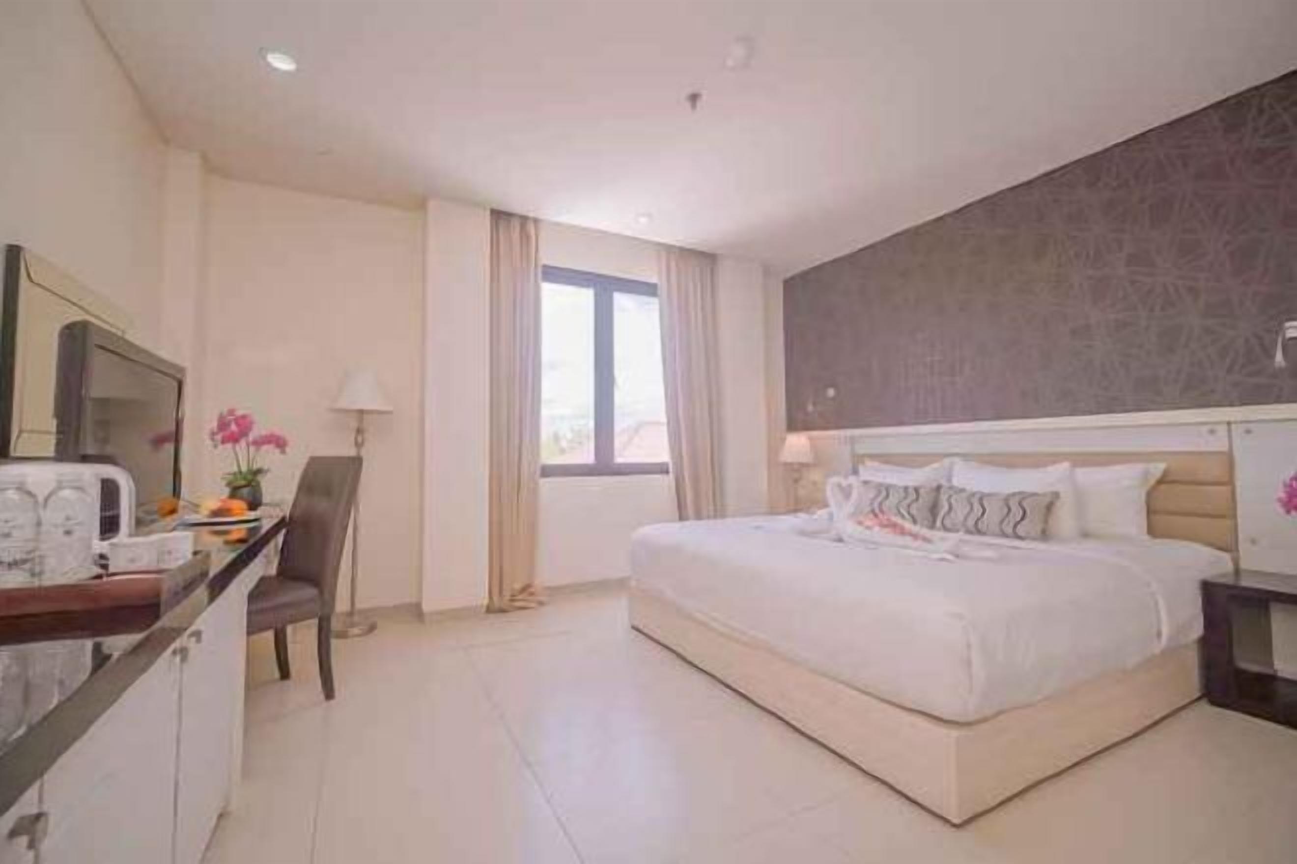 Tallelokero huoneessa, työpöytä, silitysrauta/-lauta, lisävuoteet