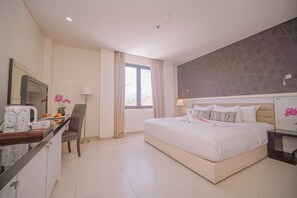 In-room safe, desk, iron/ironing board, rollaway beds - Sahid T-More Kupang (Kupang)