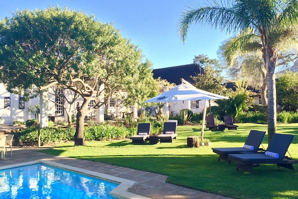 Piscina externa, espreguiçadeiras