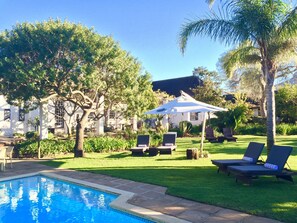 Outdoor pool, pool loungers - Albourne Boutique Guest House (Cape Town)