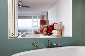 Habitación de lujo con 1 cama doble o 2 individuales, mirando al mar | Baño | Bañera y ducha independientes y artículos de higiene personal gratuitos