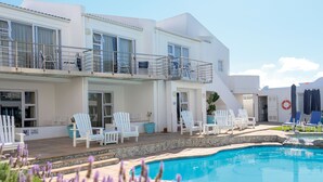 Outdoor pool, pool loungers - Arniston Spa Hotel (Arniston)