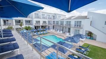 Piscine extérieure, chaises longues