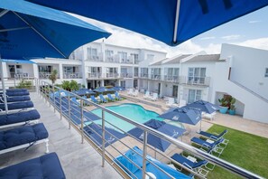 Outdoor pool, sun loungers - Arniston Spa Hotel (Arniston)