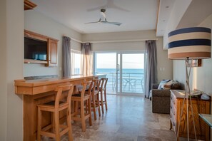 ห้องเอ็กเซกคิวทีฟสวีท, 1 ห้องนอน, วิวทะเล, หันหน้าสู่ทะเล | ห้องนั่งเล่น | ทีวีจอแบน