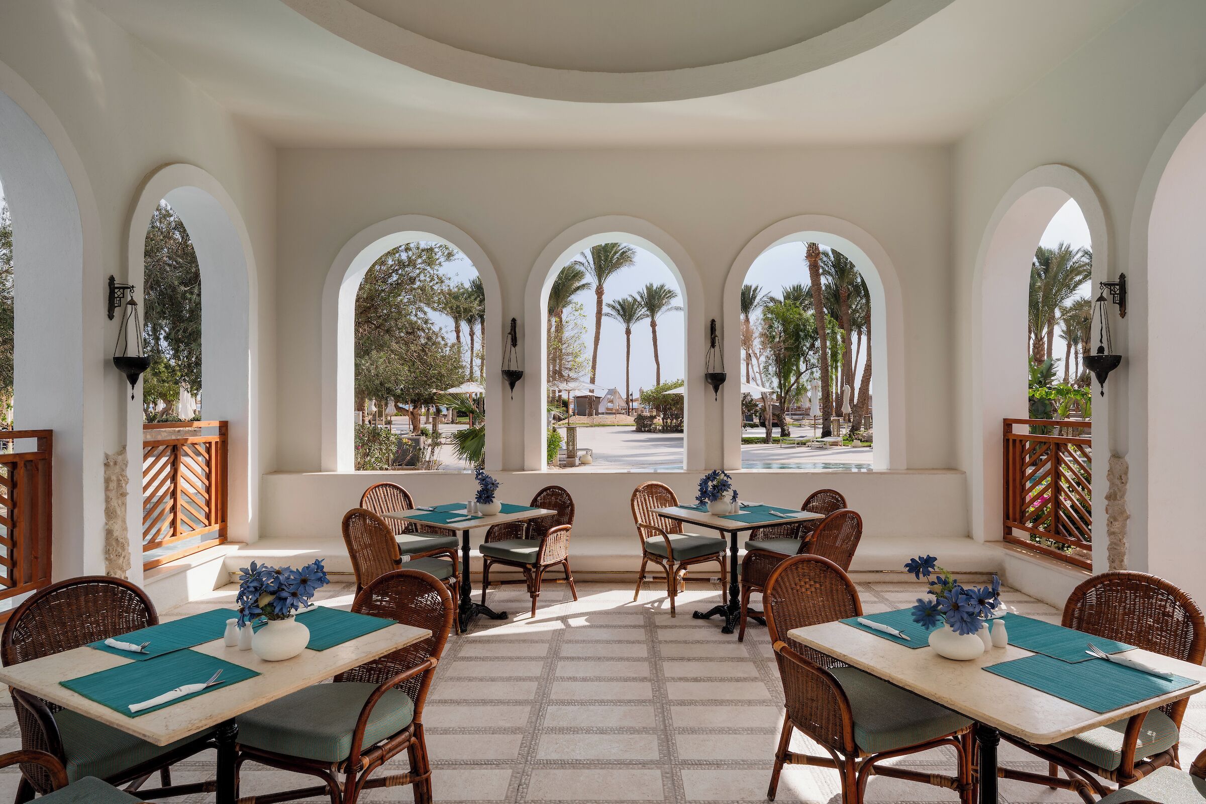 6 restaurants; breakfast, lunch, and dinner served
