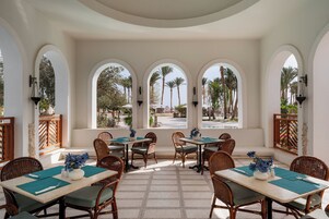 6 restaurantes; se sirve desayuno, almuerzo y cena