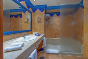 Amenidades de baño gratuitas, secadora de cabello, toallas, jabón
