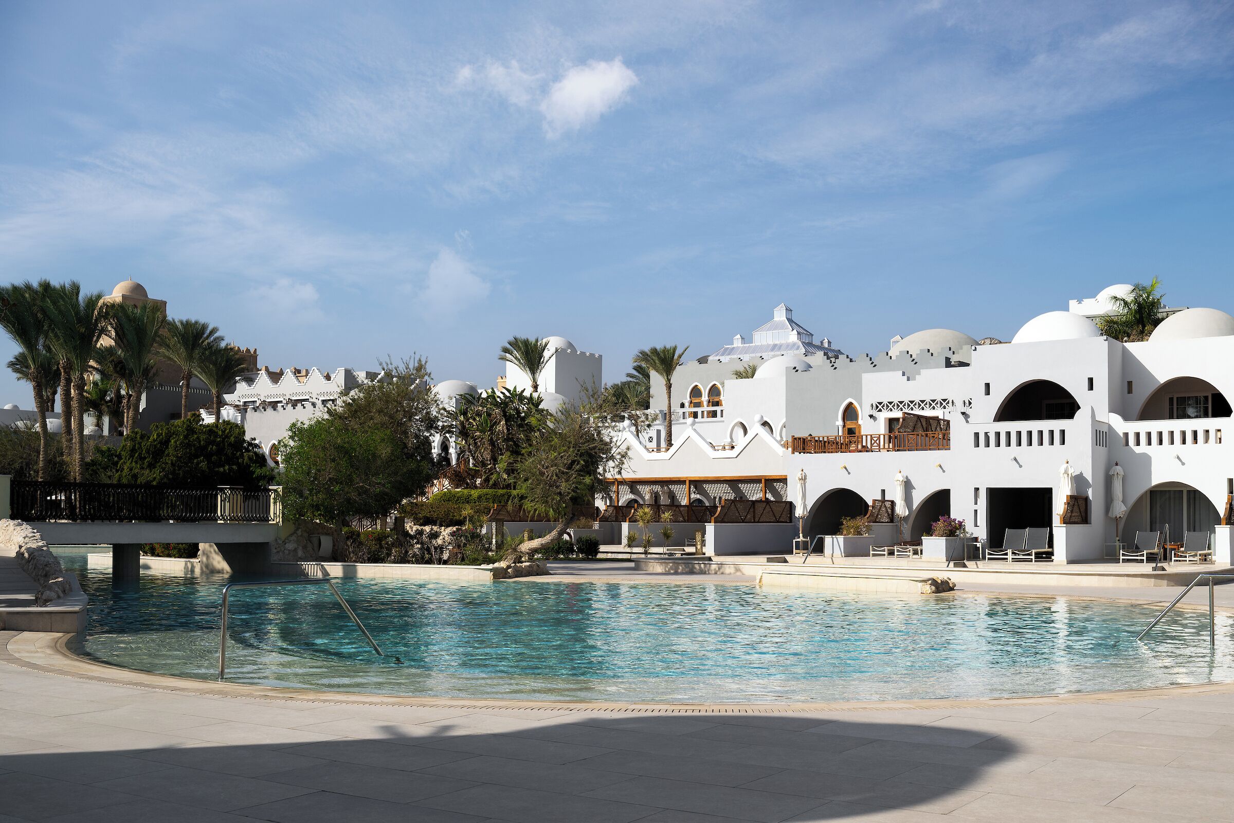 Außenpool, Sonnenschirme, Liegestühle