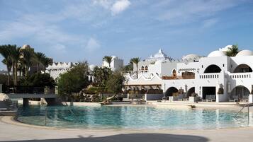 Außenpool, Sonnenschirme, Liegestühle