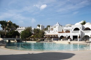 Outdoor pool, pool umbrellas, pool loungers - Grand Makadi Couples and Families Only (Makadi Bay)