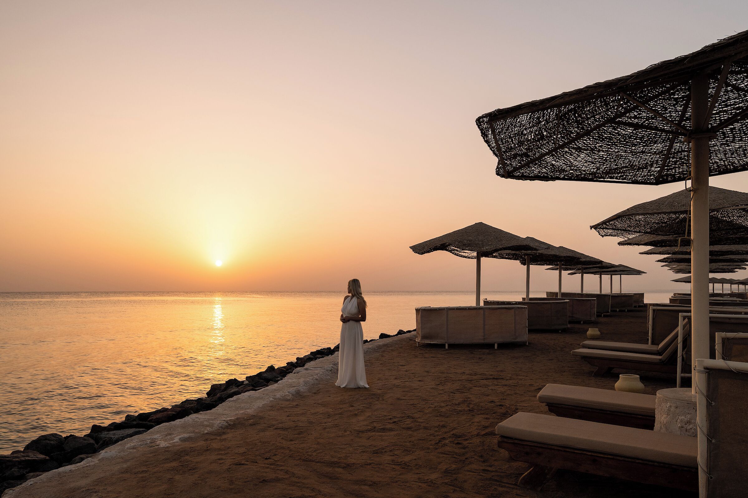 Plage privée, chaises longues, parasols, serviettes de plage