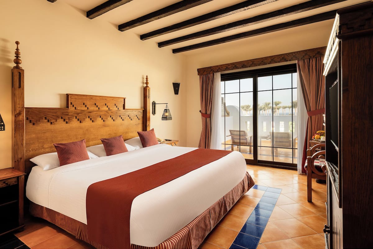 Deluxe Room | Minibar, in-room safe, iron/ironing board, bed sheets