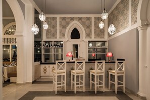 6 restaurantes; se sirve desayuno, almuerzo y cena