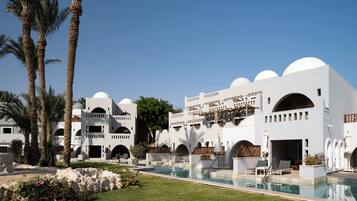 Junior suite, toegang tot zwembad | Een minibar, een kluis op de kamer, een strijkplank/strijkijzer