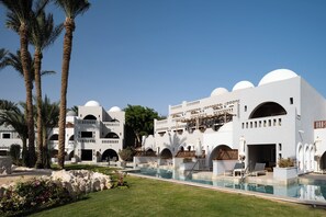 Suite Junior, accès piscine | Minibar, coffres-forts dans les chambres, fer et planche à repasser