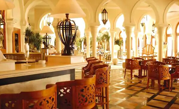 3 bars/lounges, poolside bar