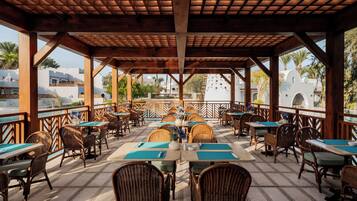 6 restaurants, serveren ontbijt, lunch, diner, internationale gerechten