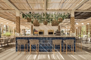 6 restaurants; breakfast, lunch, and dinner served