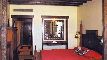 Minibar, caja fuerte, tabla de planchar con plancha y ropa de cama