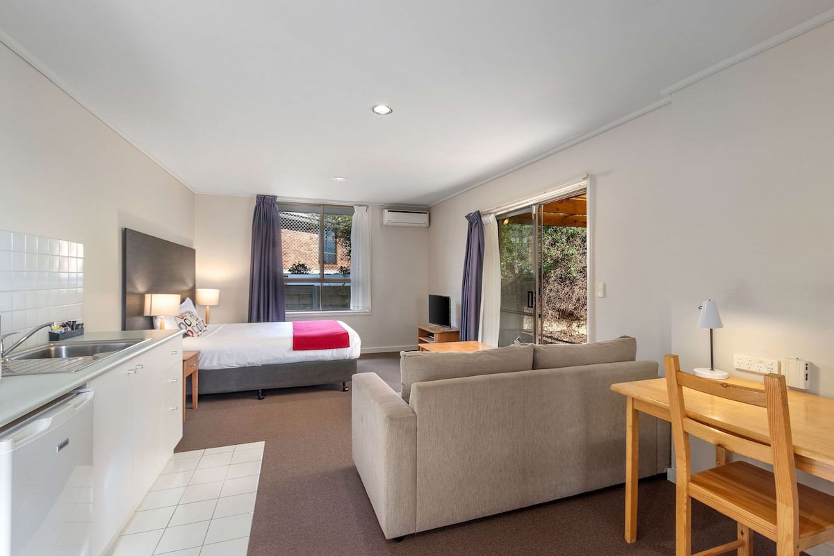 1 Schlafzimmer, Schreibtisch, schallisolierte Zimmer