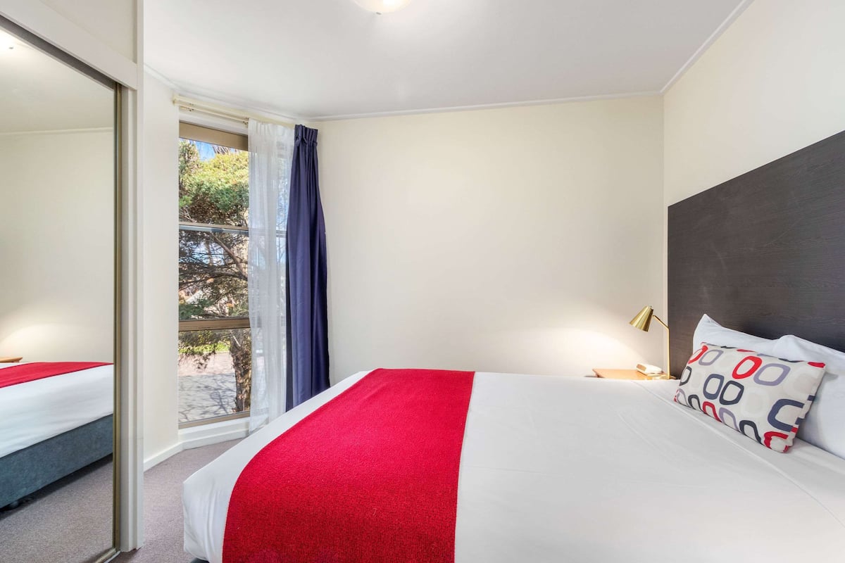 1 Schlafzimmer, Schreibtisch, schallisolierte Zimmer
