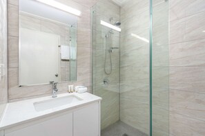Amenidades de baño gratuitas, secadora de cabello, toallas, shampoo 