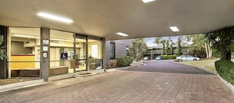 Knox International Hotel & Apartments