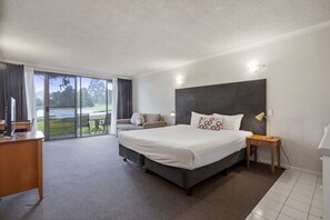 Studio | Een bureau, geluiddichte muren, een strijkplank/strijkijzer, gratis wifi