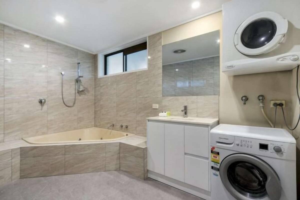 Phòng tắm | Đồ dùng nhà tắm miễn phí, máy sấy tóc, khăn tắm, dầu gội 