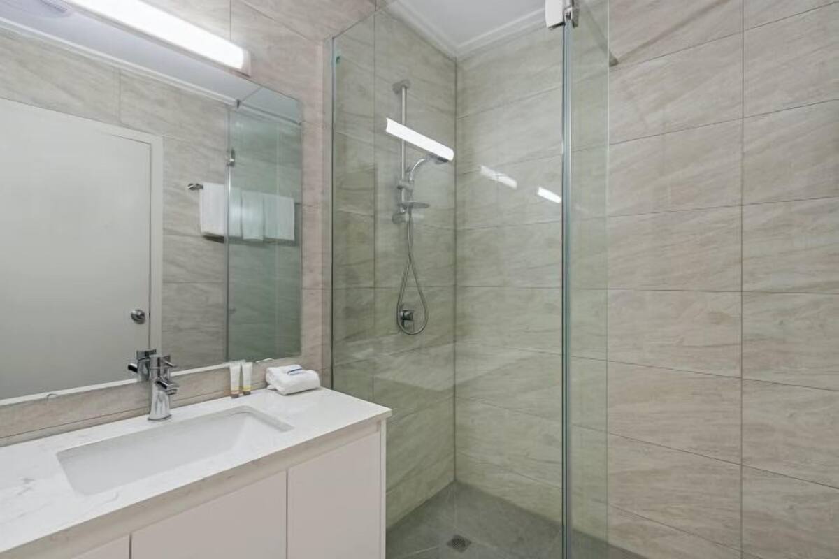 Đồ dùng nhà tắm miễn phí, máy sấy tóc, khăn tắm, dầu gội 