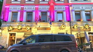 A building with a sign reading "BOUTIQUE L'OTEL" and "SASIEDZI Restaurant". - Aparthotel Vicini dawniej Aparthotel Oberża (Kraków)