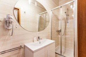 Habitación económica con 1 cama doble o 2 individuales | Ropa de cama de alta calidad y decoración individual
