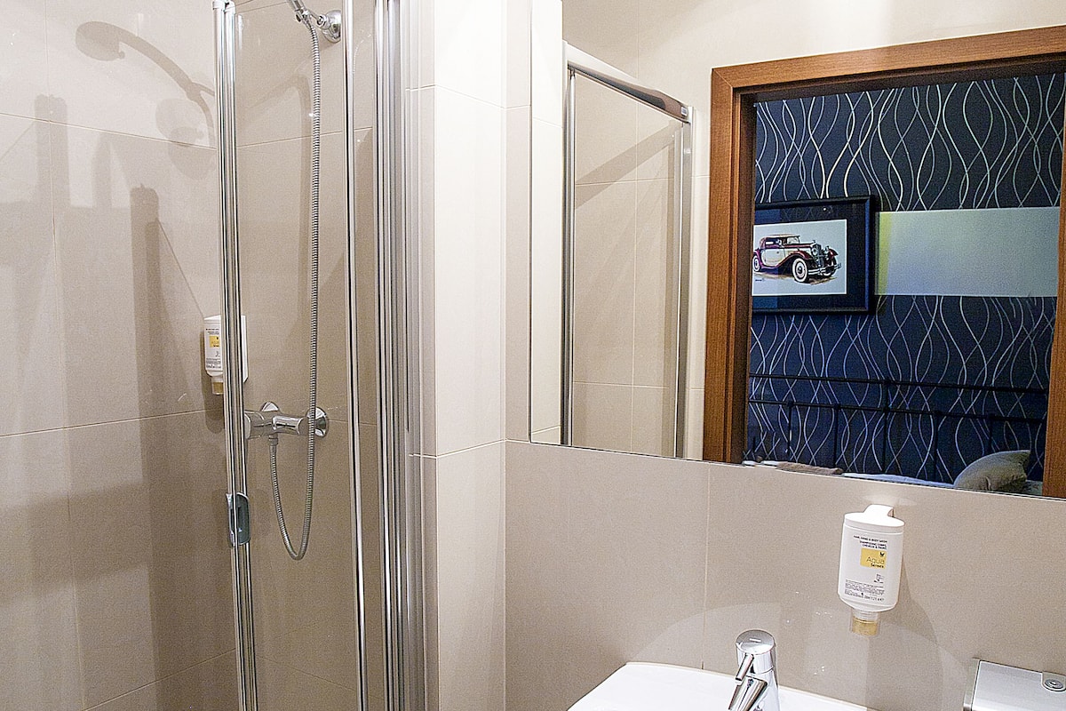 Dusche, kostenlose Toilettenartikel, Haartrockner, Hausschuhe