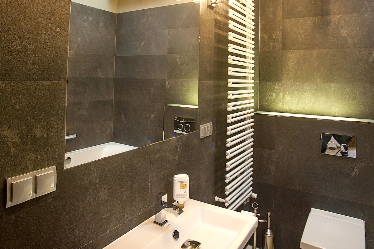 Premium-Apartment, 1 Schlafzimmer | Badezimmer | Dusche, kostenlose Toilettenartikel, Haartrockner, Hausschuhe