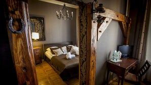 A bedroom with a wooden bed, a desk, and a chair. - Aparthotel Vicini dawniej Aparthotel Oberża (Kraków)