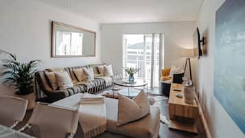 Serviced Apartment - 15 Loader | Living area | Flat-screen TV