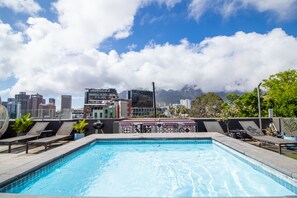 Outdoor pool, pool loungers - Cape Finest Guesthouse (Cape Town)