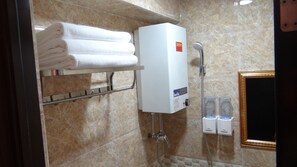 华丽四人房, 2 张双人床 | 浴室服务设施 | 淋浴设施、免费洗浴用品、吹风机、拖鞋