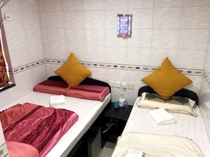 Standard Triple Room(1 double bed, 1 single bed) | In-room safe, desk, soundproofing, free WiFi - Holland Guest House (Kowloon)