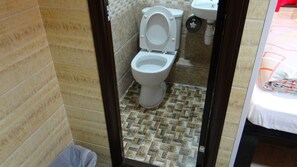 Shower, free toiletries, hair dryer, slippers - Holland Guest House (Kowloon)