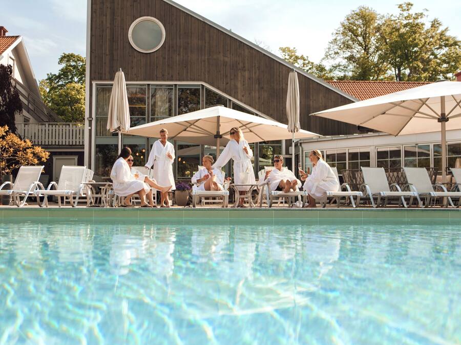 5 Innenpools, 4 Außenpools, Sonnenschirme, Liegestühle