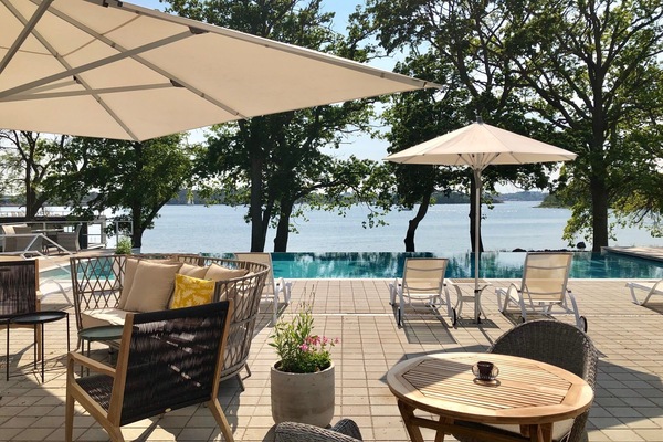 5 indoor pools, 4 outdoor pools, open 9 AM to 10:00 PM, pool umbrellas